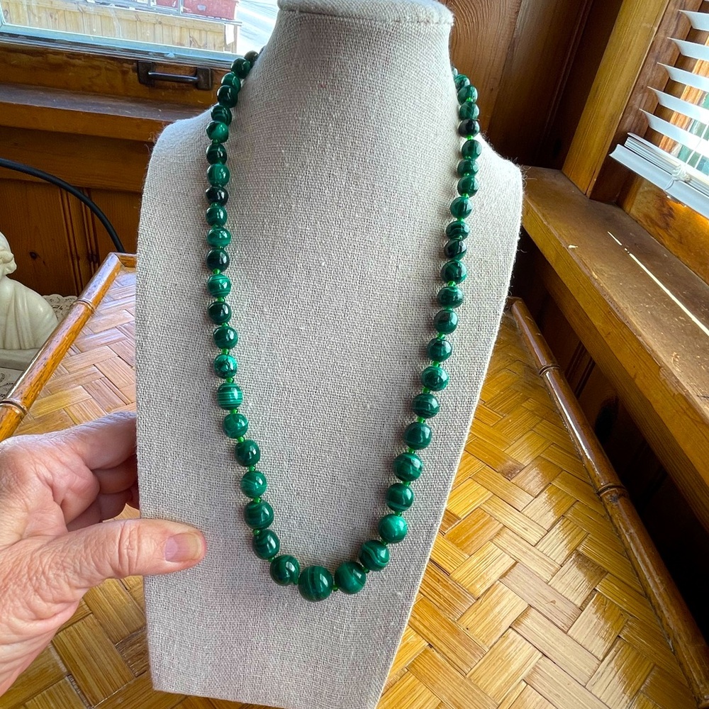 Vintage graduated malachite bead necklace excellent condition